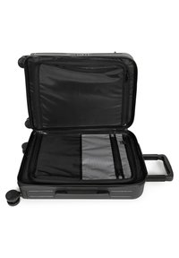 Valigia rigida nera con frontale aperto, dotata di un compartimento con zip e divisori in rete. Ruote roller lisce e manico estensibile.