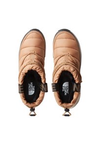 Hnědé zateplené kotníkové boty s prošívaným svrškem, elastickým límcem a černými akcenty. Obsahují gumovou podrážku a stahovací šňůrku.