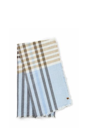 Lichtblauwe, beige en witte geruite sjaal met franjes, opgevouwen op een witte achtergrond.