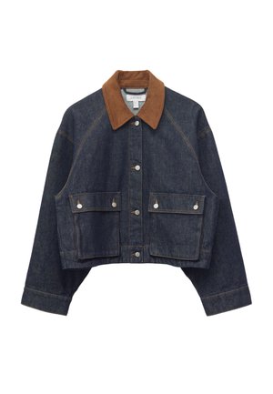 Dunkelblaue cropped Jeansjacke mit braunem Cordkragen, vorderen Druckknöpfen und zwei großen Klappentaschen mit Druckknopfverschlüssen.
