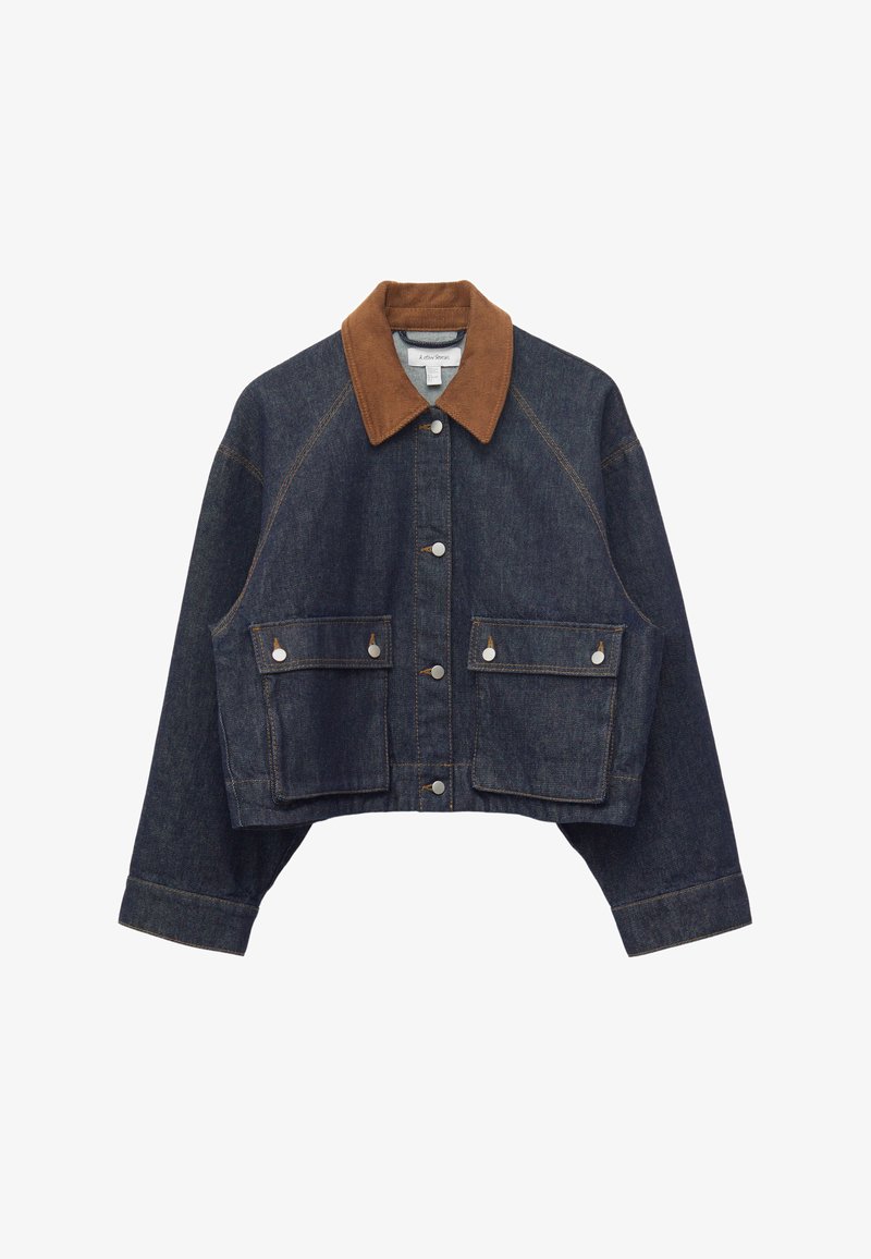 Dunkelblaue cropped Jeansjacke mit braunem Cordkragen, vorderen Druckknöpfen und zwei großen Klappentaschen mit Druckknopfverschlüssen.