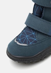 Scarpe da trekking blu per bambini con tomaia in suede texture, pannello in mesh con motivo geometrico e strap in Velcro per una vestibilità sicura.