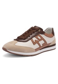 Bílá a béžová teniska s hnědým semišovým špičkou, hnědými tkaničkami a prošitou číslicí "49" na boku, navržená pro běžné nošení.