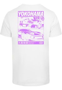 Hvid T-shirt med et stort grafisk print på ryggen, der har lilla omrids af biler, teksten "YOKOHAMA" og japanske tegn.