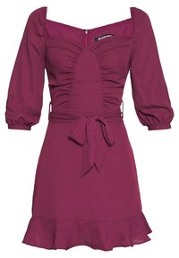 Vinröd klänning med figurnära överdel, puffärmar och utsvängd nederdel. Har rynkade detaljer och ett knytbälte i midjan. Dragkedjestängning bak.