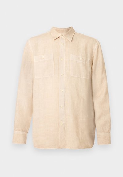 Μπεζ πουκάμισο από λινό με μακριά μανίκια, γιακά με κουμπιά, δύο τσέπε ς στο στήθος και κουμπιά στην πρόσοψη. Απαλή υφή με ελαφριά αίσθηση.