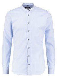 Camicia a righe con colletto a banda, maniche lunghe, strisce verticali azzurre e bianche, e chiusura a bottoni con bottoni lucidi.