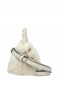Borsa in finta pelliccia crema con manico in pelle annodato e tracolla regolabile. Presenta una forma arrotondata, una texture liscia e accessori metallici.