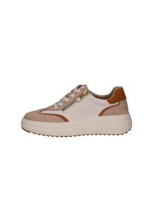 Des baskets avec une combinaison de couleurs beige et blanche, comprenant des matériaux en daim et en cuir, un laçage à l'avant, une fermeture éclair sur le côté et une semelle en caoutchouc texturée.