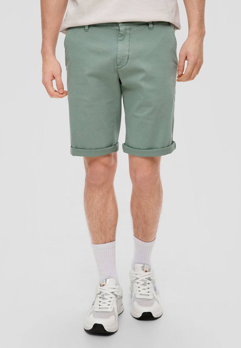 QS BERMUDA - Shorts - salbeigrün