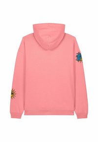 Rosa huvtröja med stor huva, ribbade ärmslut och dekorativa solmotiv i svart och blått på båda ärmarna.