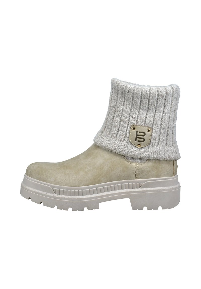 Botas de tobillo de color beige claro con un puño de punto gris acanalado, parte superior de ante texturizado y suela gruesa de color crema, con un logo de acento dorado.