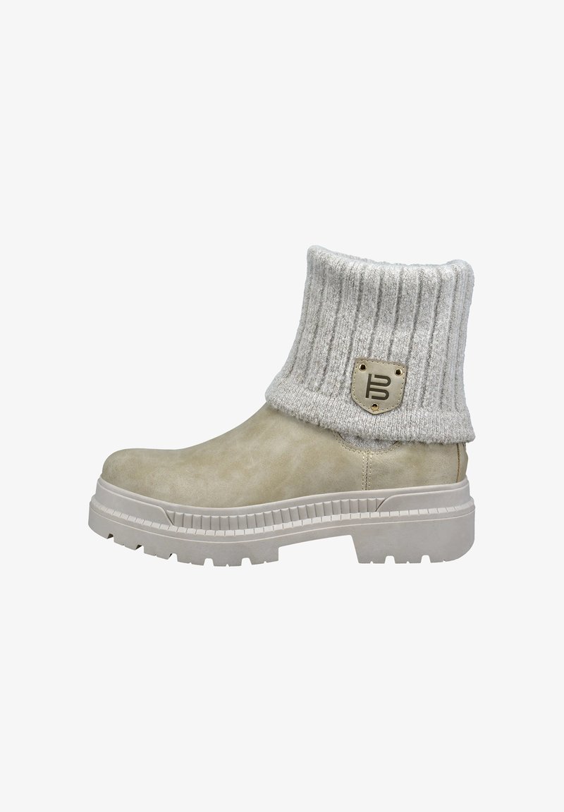 Botas de tobillo de color beige claro con un puño de punto gris acanalado, parte superior de ante texturizado y suela gruesa de color crema, con un logo de acento dorado.