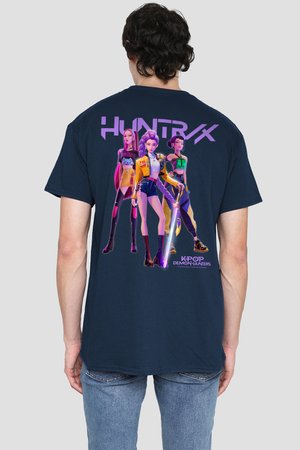 Person trägt ein Marineblaues Hemd mit drei animierten weiblichen Charakteren, die Waffen halten, und dem Schriftzug "KPOP DEMON HUNTERS" auf der Rückseite.
