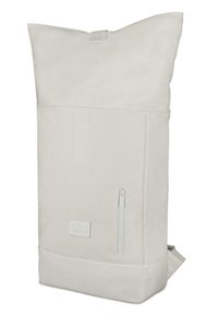 Magas világos bézs, felhajtható hátizsák elülső függőleges cipzáros zsebbel és diszkrét márkafelirattal az alján.