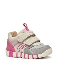 Chaussure de sport avec une combinaison de suède gris et d'accents roses. Sangles en velcro, intérieur rembourré et semelle en caoutchouc texturé avec des détails roses.