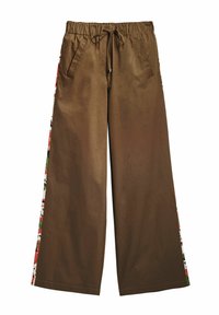 Hnedé široké nohavice s elastickým pásom a šnúrkou. Bočné panely majú farebný abstraktný vzor. Materiál vyzerá hladko.