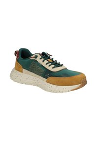 Sneaker verde e sabbia con dettagli in camoscio, suola beige a fantasia, lacci verde scuro e particolari riflettenti, mostrato da un angolo leggermente inclinato.