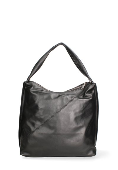 Sac en cuir noir avec une texture douce et lisse, présentant un design décontracté et un détail de surpiqure en diagonale. Fermeture éclair en haut.