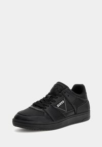 Scarpe da ginnastica nere in pelle sintetica, con punta arrotondata, pannelli testurizzati, chiusura con lacci e logo bianco sul lato.