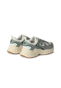 Białe i szare sportowe sneakersy z zielonymi akcentami, grubymi kremowymi podeszwami oraz logo marki po bokach i na piętach, przedstawione z tylno-bocznego widoku.