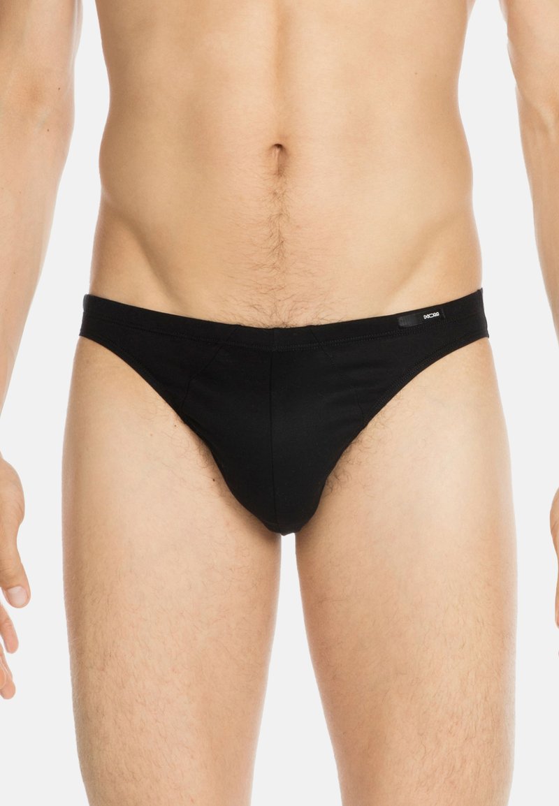 Schwarze Baumwollslips mit enganliegender Passform. Sie verfügen über eine glatte Textur, flache Nähte und ein kleines Logotag am Bund.