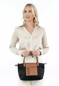 Borsa a spalla nera in tessuto con accenti in pelle marrone. Caratterizzata da manici doppi, una tasca con zip e una superficie testurizzata. Design compatto e strutturato.