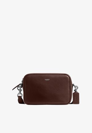 Braune Leder-Coach-Umhängetasche mit silberner Hardware, Reißverschluss und an der Seite befestigtem, geprägtem Logotag.