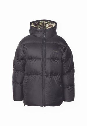 Casaco preto tipo puffer com fecho éclair à frente, capuz grande e bolsos laterais. O interior apresenta um padrão de camuflagem. Feito de material acolchoado e isolante.