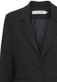 Černý blejzr s klopovým límcem, zapínání na jeden knoflík, dvě přední kapsy a hladká vnitřní podšívka. Štítek uvádí "PULZ JEANS."