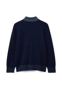 Námořnická modrá pletená svetr s ribbovaným límcem a manžetami, hladkou texturou a jednoduchým designem. Zobrazený pohled zezadu.