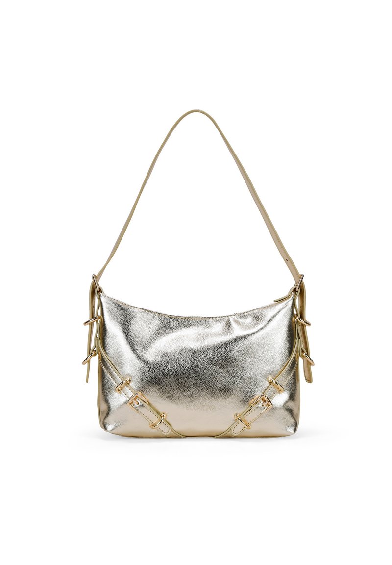 Bolso de mano metálico dorado con una textura suave, forma curva, correa de hombro única y hebillas decorativas en los laterales.
