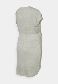 Vestido listrado verde claro com um corte descontraído, decote redondo e cintura elástica. Tecido suave com mangas curtas e fendas laterais.