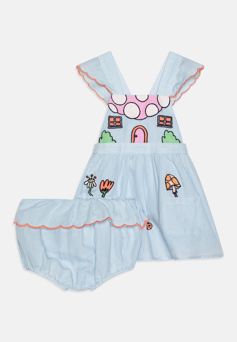 Gaiši zila kokvilnas kleita ar rickrack apdari, kurai ir krāsains izšūts mājiņas, ziedi un sēnes. Iekļautas atbilstošas biksītes.