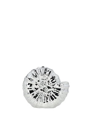 Glänzendes silbernes Dekorationsobjekt in Form einer spiraligen Muschel mit strukturierter, reflektierender Oberfläche auf weißem Hintergrund.