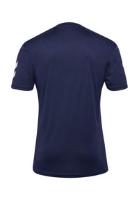 T-shirt à manches courtes bleu marine avec un col rond. Présente des accents blancs sur la manche gauche, fabriqué dans un tissu lisse et léger.