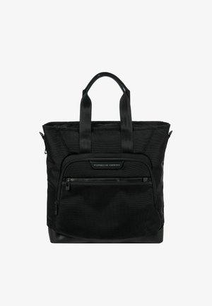 Sac fourre-tout noir en tissu durable avec deux poignées supérieures, une poche zippée à l'avant et un fond lisse. Présente un branding minimaliste.