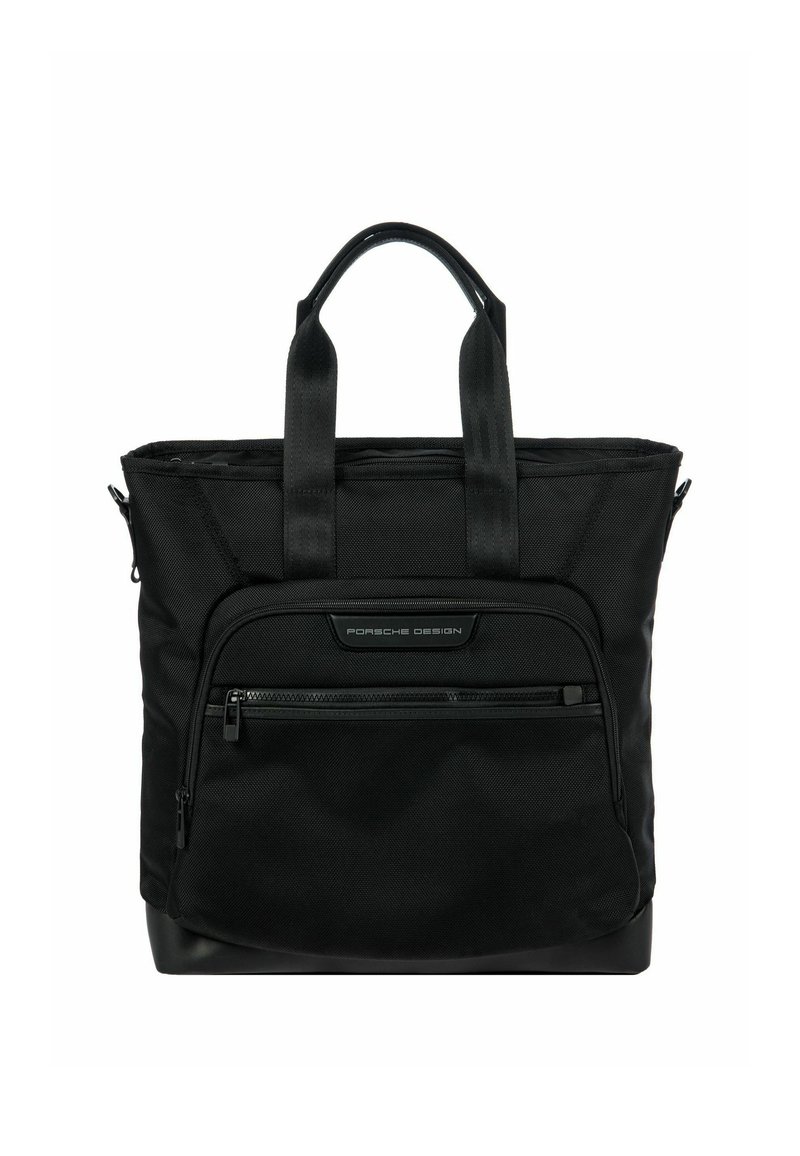 Bolsa tote negra hecha de un tejido duradero, con dos asas superiores, un bolsillo frontal con cremallera y un panel inferior liso. Presenta un diseño de marca minimalista.