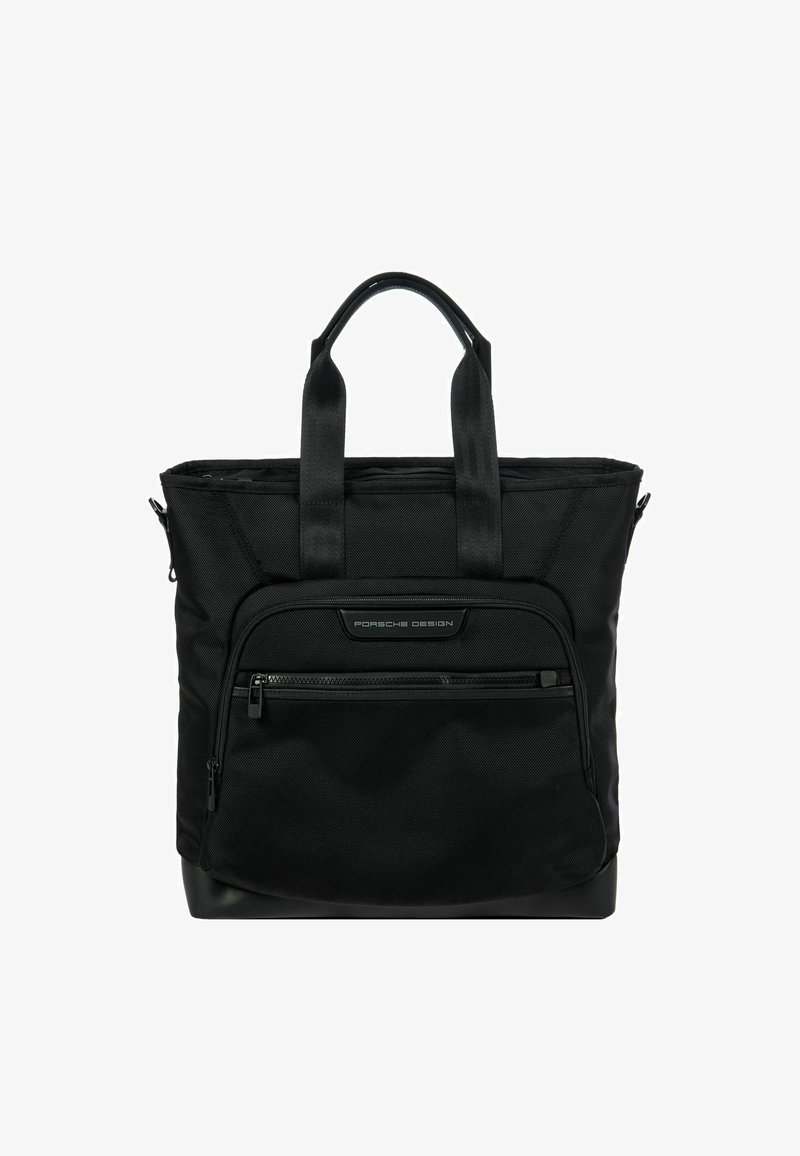 Bolsa tote negra hecha de un tejido duradero, con dos asas superiores, un bolsillo frontal con cremallera y un panel inferior liso. Presenta un diseño de marca minimalista.
