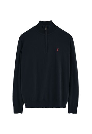 Maglione blu navy a maniche lunghe con collo alto e cerniera corta, realizzato in tessuto morbido con un piccolo logo rosso sul petto sinistro.