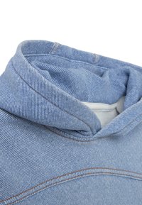 Sudadera de mezclilla azul claro con una superficie texturizada, que cuenta con una capucha grande y costuras de color naranja contrastantes a lo largo de las costuras.