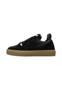 Sneaker in suede nero con una tomaia in rete testurizzata, caratterizzate da una suola chunky beige, dettagli metallici e un pull tab sul retro.