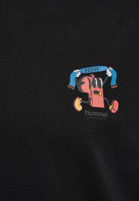 Zwarte T-shirt met een afbeelding van een cartoonfluit die een blauwe sjaal vasthoudt. Bevat kleurrijke details en de tekst "hummel Sportwear" onder de afbeelding.
