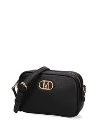Borsa crossbody in pelle nera texturizzata con logo "M" in tonalità oro, chiusura con zip e tracolla regolabile. Forma rettangolare compatta con hardware minimale.