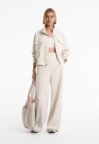 OYSHO PIQUÉ WITH COTTON AND POCKETS - Giacca leggera - sand