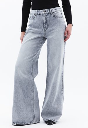 HIGH WAIST MIT BEIN FORM - Flared-farkut - light grey denim