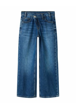 Gerade geschnittene blaue Jeans mit vorderem Knopf, Reißverschluss, Gürtelschlaufen und Fünf-Taschen-Design auf weißem Hintergrund.