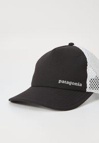 Fekete sapka fehér hálós panellel, ívelt karimával és szürke "patagonia" logóval az elején. Lélegző anyagból készült.