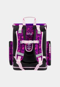 Fialový a růžový batoh s květinovým vzorem, nastavitelnými popruhy, černou síťovinou na zadní straně, několika přihrádkami a světle růžovými akcenty.
