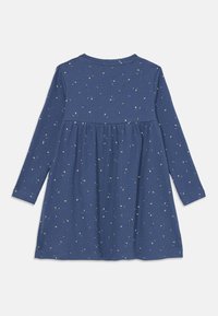 Hosszúujjú ruha sötétkék bordázott anyagból, összegyűjtött derékkal és világoskék, valamint fehér szórt virágmintákkal.